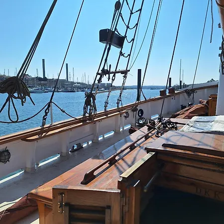 Historic Wooden Ship 'Ursula' Hotel East Cowes Exterior photo